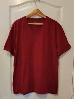 Banana Republic Men’s V‑Neck Tee in Burgundy Red